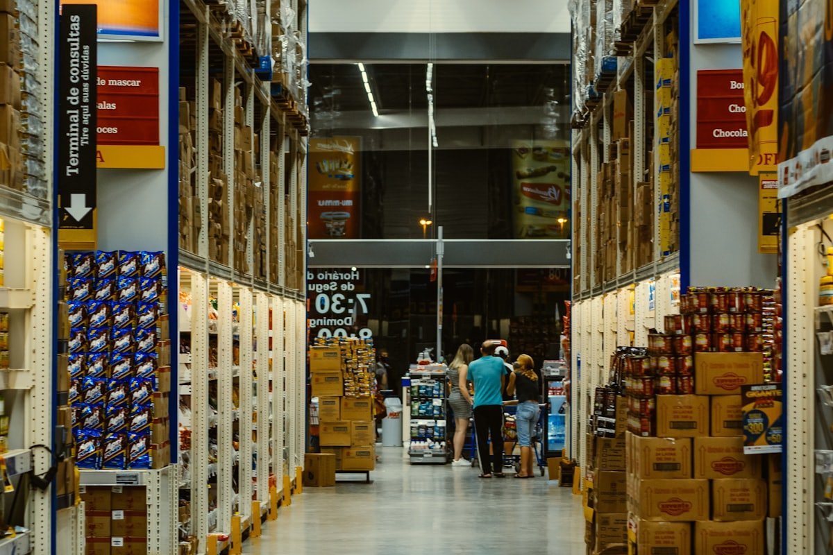 Warehouse packing aisle