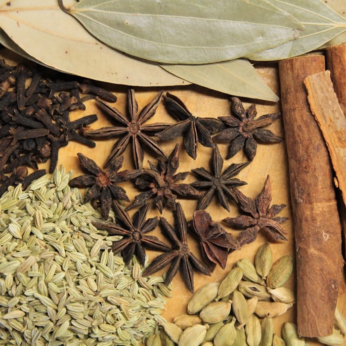Star anise, cloves, cardamom and cinnamon sticks